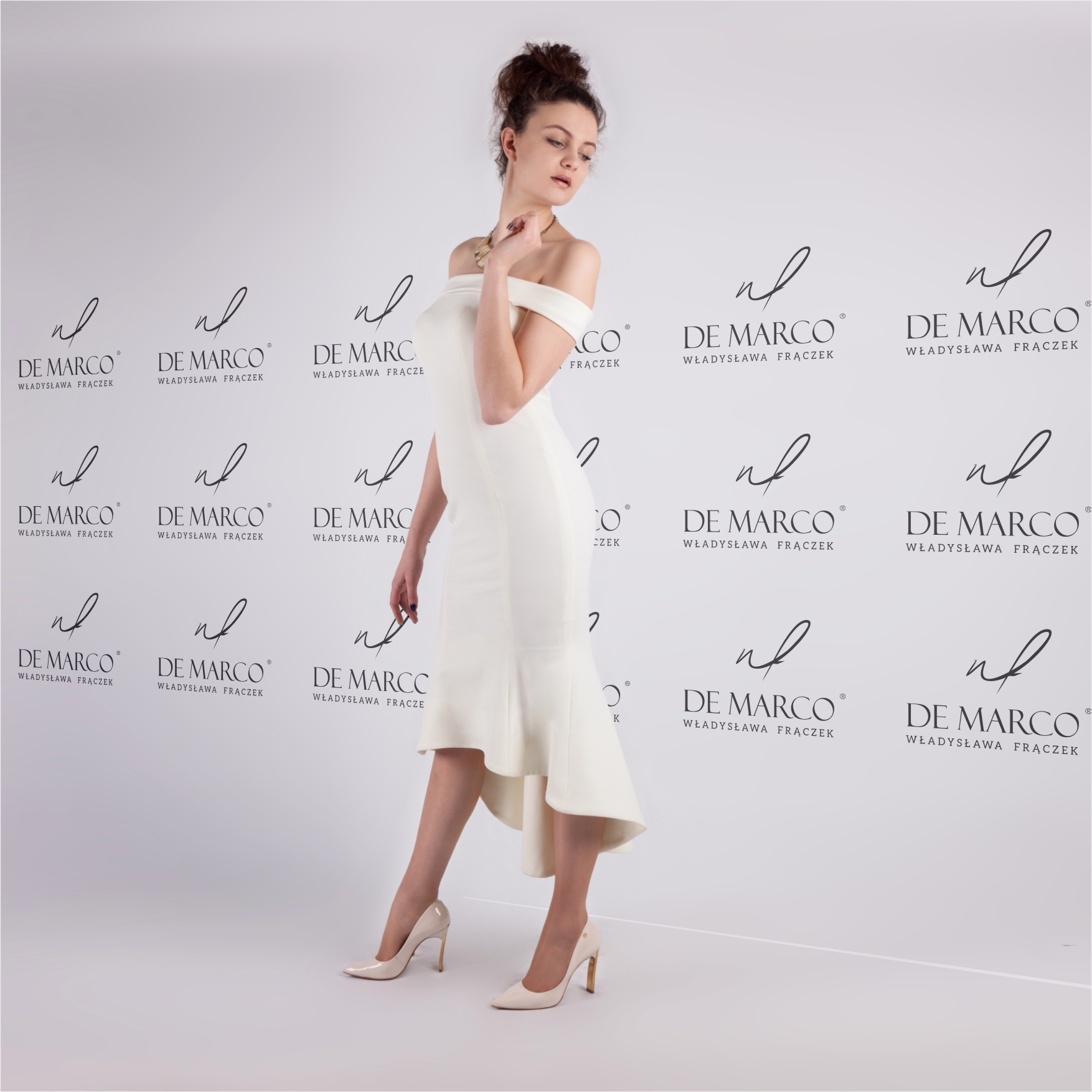 Asymetryczna suknia ślubna szyta na miarę u projektantki. Sklep internetowy De Marco. 