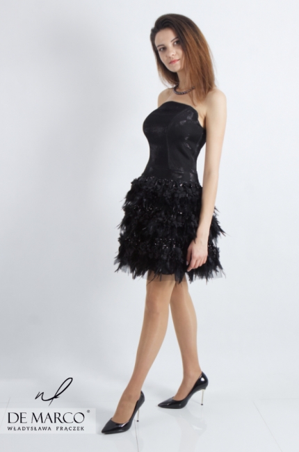 Suknia wieczorowa z piórami De Marco mała czarna od projektanta.