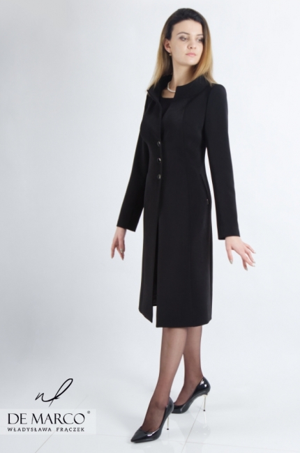 Klasyczny czarny płaszczyk damski z sukienką ołówkową