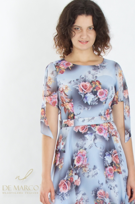 Modna długa sukienka z szyfonu z pięknym kwiatowym wzorem. Szycie na miarę szycie pasowane De Marco