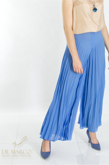 Stylowe szerokie spodnie plisowane w kolorze niebieskim. Szycie na miarę De Marco