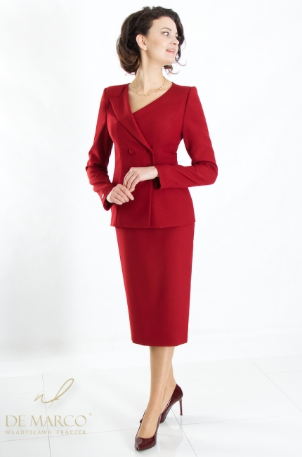 Nowoczesna polska odzież dyplomatyczna w kolorze czerwonym. Najpiękniejsze czerwone stylizacja wizytowe i dyplomatyczne. Sklep internetowy De Marco