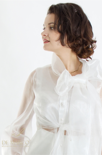 Biała spódnica  z transparentną bluzką koszulową z organzy. Nowoczesne kobiece stylziacje w odcieniach bieli. Sklep internetowy De Marco