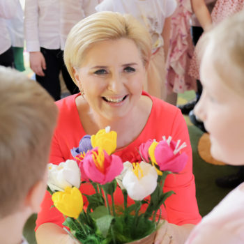 Pierwsza Dama aż promienie w tej sukience! De Marco Odmładzające sukienki dla 50 latki.