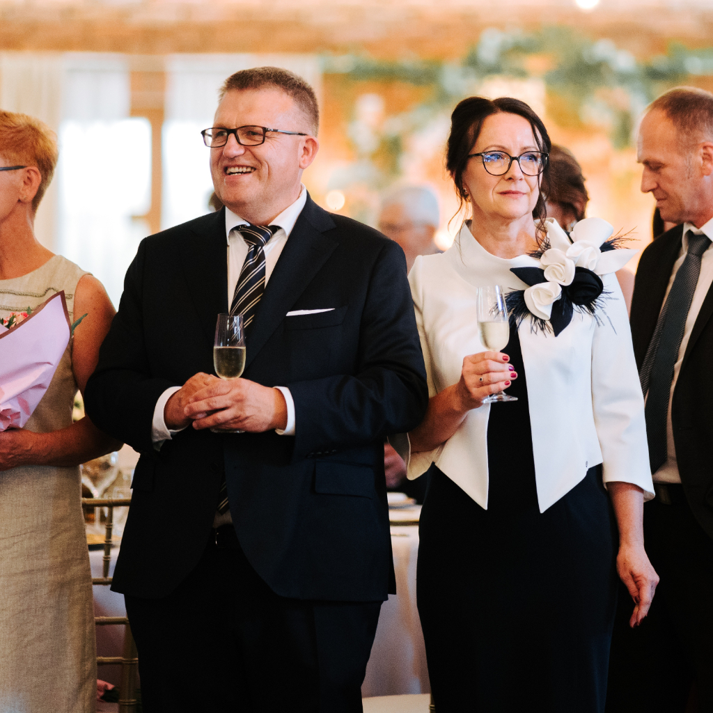 Jesienne sukienki dla Mamy Wesela – połączenie elegancji i mody