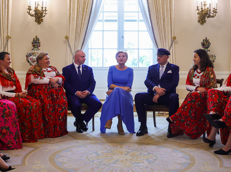 Eleganckie i minimalistyczne sukienki wizytowe Pierwszej Damy – Pani Agaty Kornhauser-Dudy