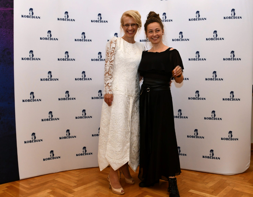 Jak ubrać się na galę rozdania nagród. Oryginalne wieczorowe stylizacje szyte na miarę w De Marco