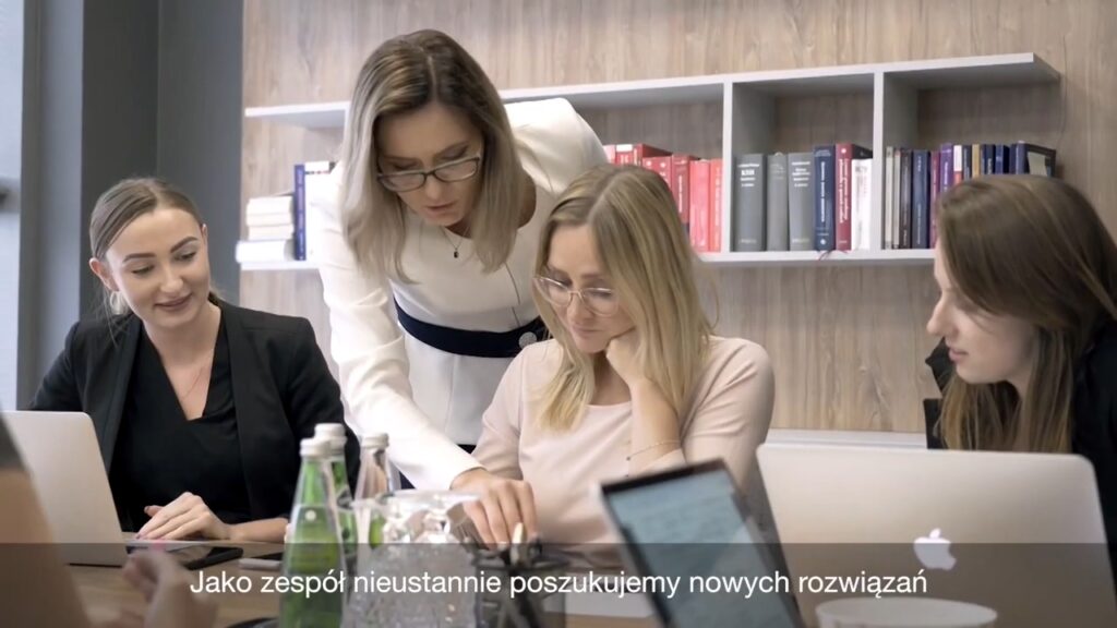 Ekskluzywne garsonki i kostiumy damskie dla kobiet 30+, 40+ i 50+ – Nowoczesna elegancja biznesowa i dyplomatyczna szyta na miarę w Atelier De Marco