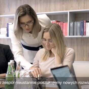 Ekskluzywne garsonki i kostiumy damskie dla kobiet 30+, 40+ i 50+ Nowoczesna elegancja biznesowa i dyplomatyczna szyta na miarę w Atelier De Marco