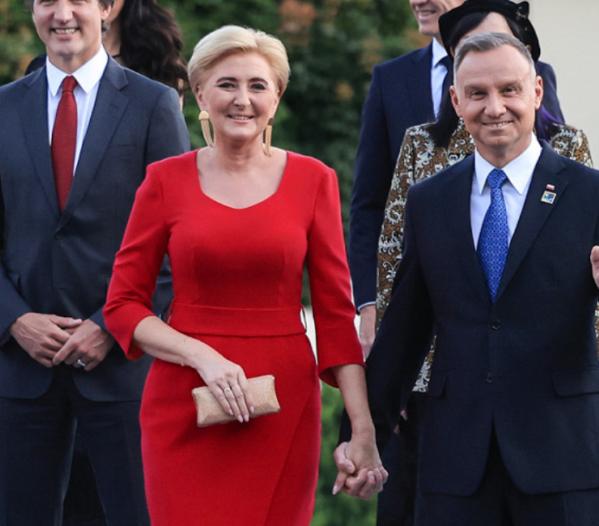 Najpiękniejsze sukienki Pierwszej Damy szyte na miarę w De Marco. Czerwona sukienka 7/8 na szczycie Nato