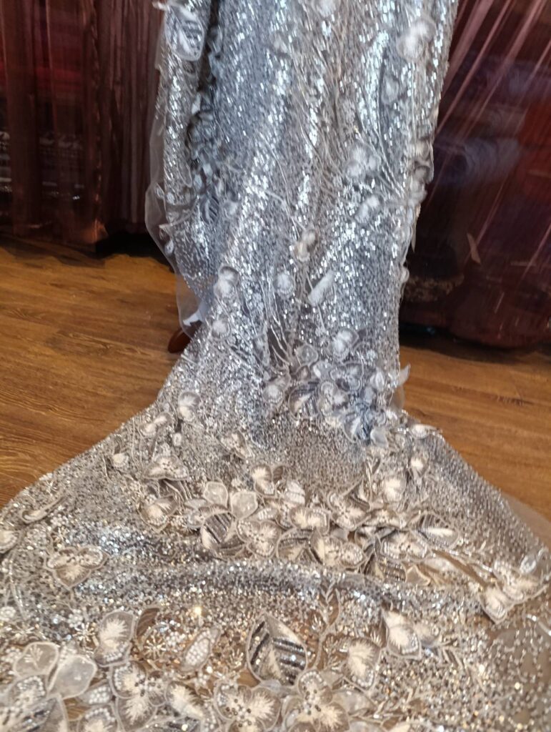 Szycie na miarę sukienek ślubnych z drogich koronek, haftów i piór. De Marco luksusowe suknie dla młodej pani