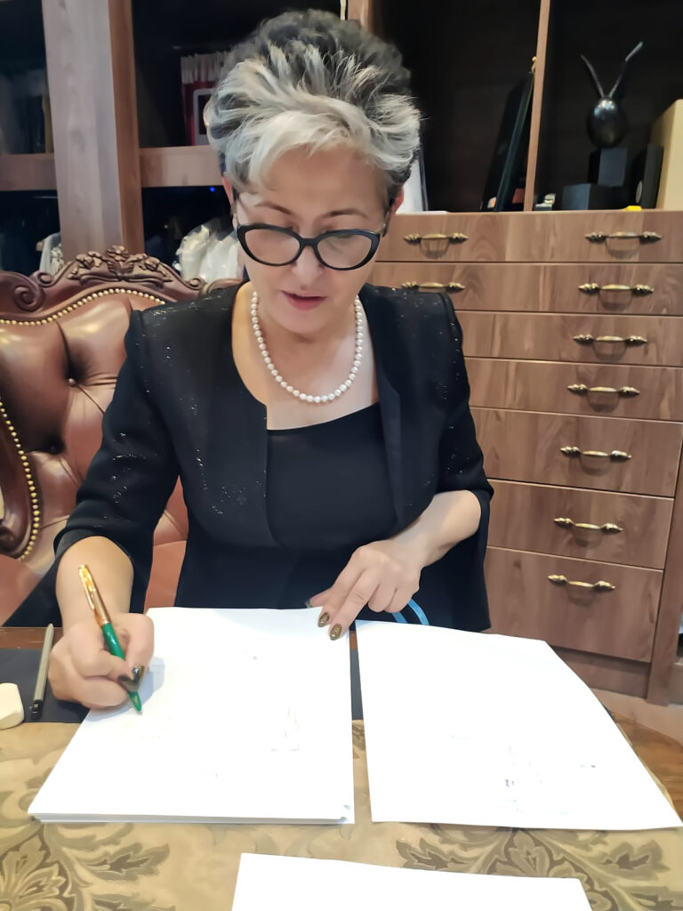 Polska projektantka ekskluzywnej odzieży damskiej Władysława Frączek właścicielka luksusowej marki De Marco. Ubrania dla eleganckiej kobiety z klasą