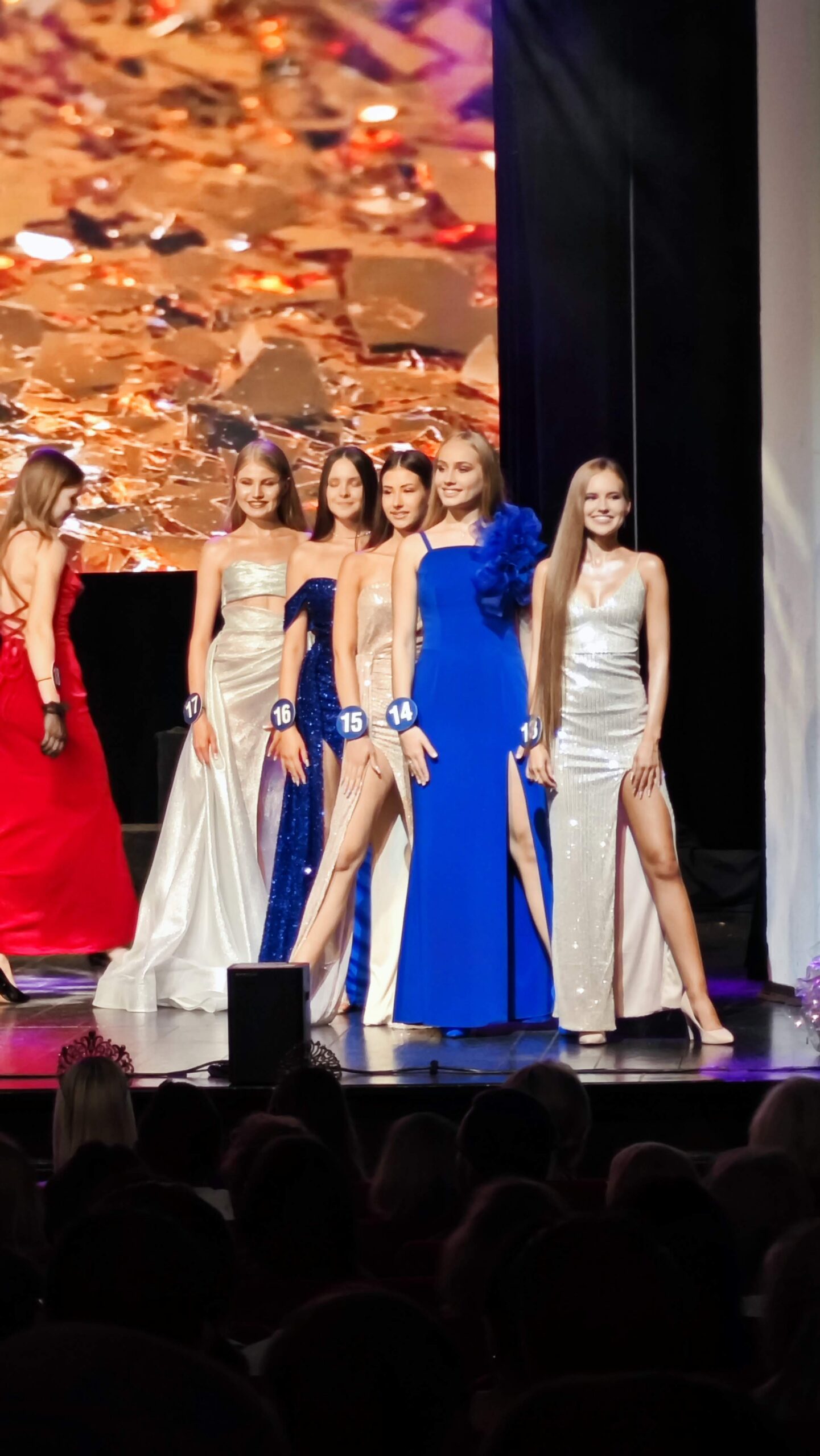 Najpiękniejsze sukienki na bal maturalny De Marco nowoczesne wieczorowe sukienki na studniówkę szyte na miarę