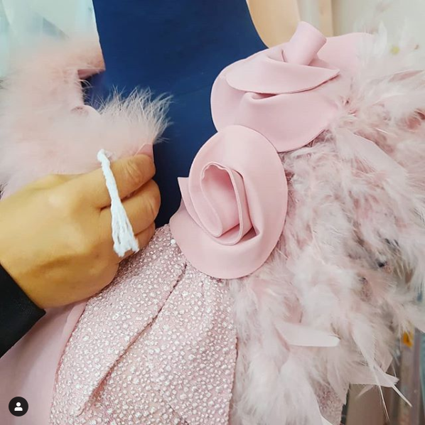 Projektowanie i szycie na miarę niepowtarzalnych sukni na wesele dla mamy panny młodej lub pana młodego. De Marco najlepszy krawiec w Polsce. Luksusowe Atelier projektantki Władysławy Frączek