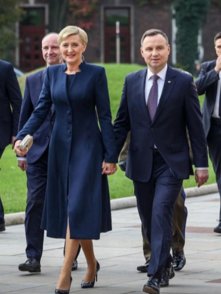 Elegancki płaszczyk do sukienki De Marco projektowanie i szycie na miarę. Pierwsza Dama w stylizacji z Małopolskiego Atelier 