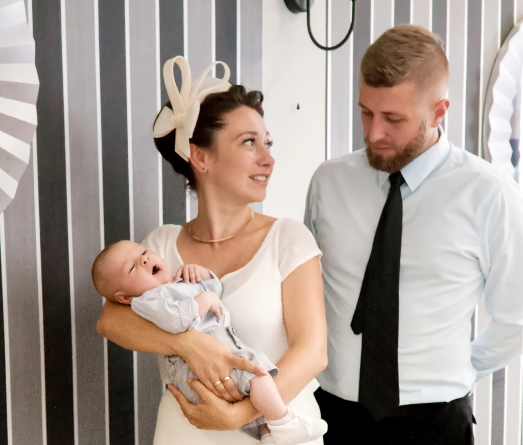 Jak ubrać się na chrzciny? Eleganckie i naturalne tkaniny, cudowne sukienki i unikatowe rozwiązania De Marco polska pracownia krawiecka