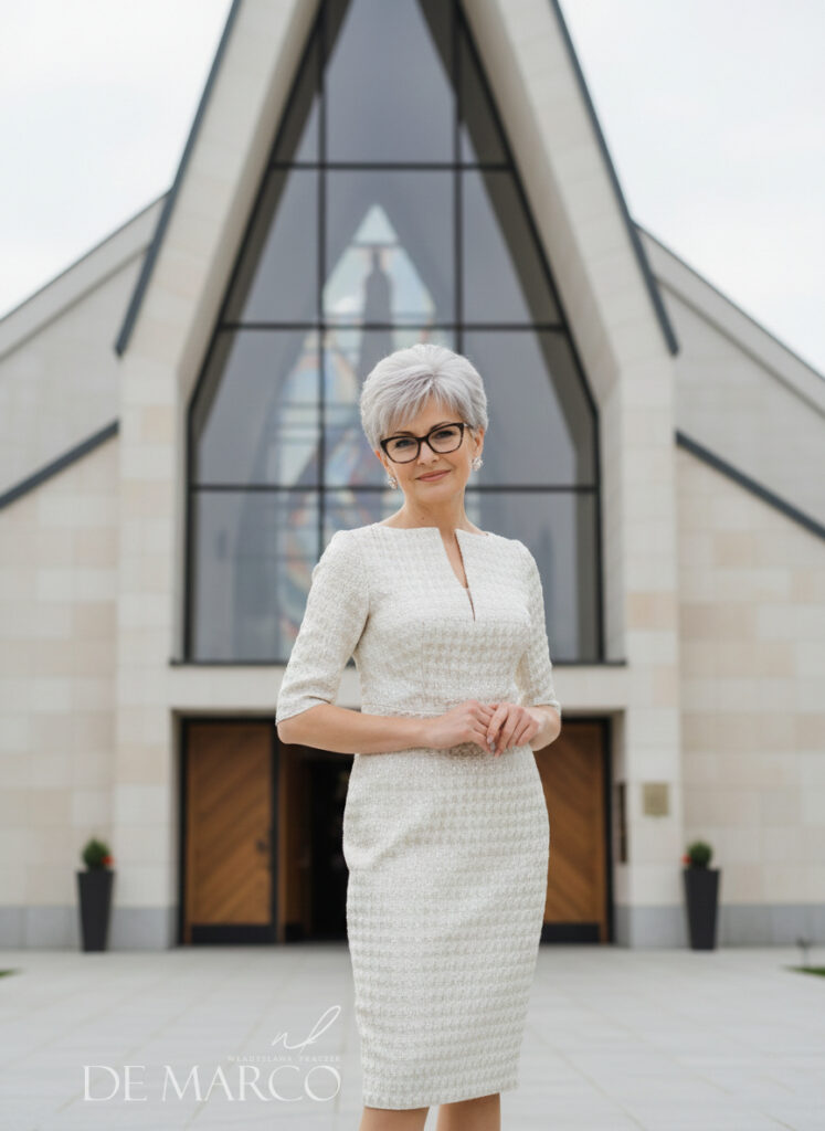 Złota wizytowa sukienka dla 50 latki, 60 latki De Marco zmysłowe kreacje dla dojrzałej kobiety