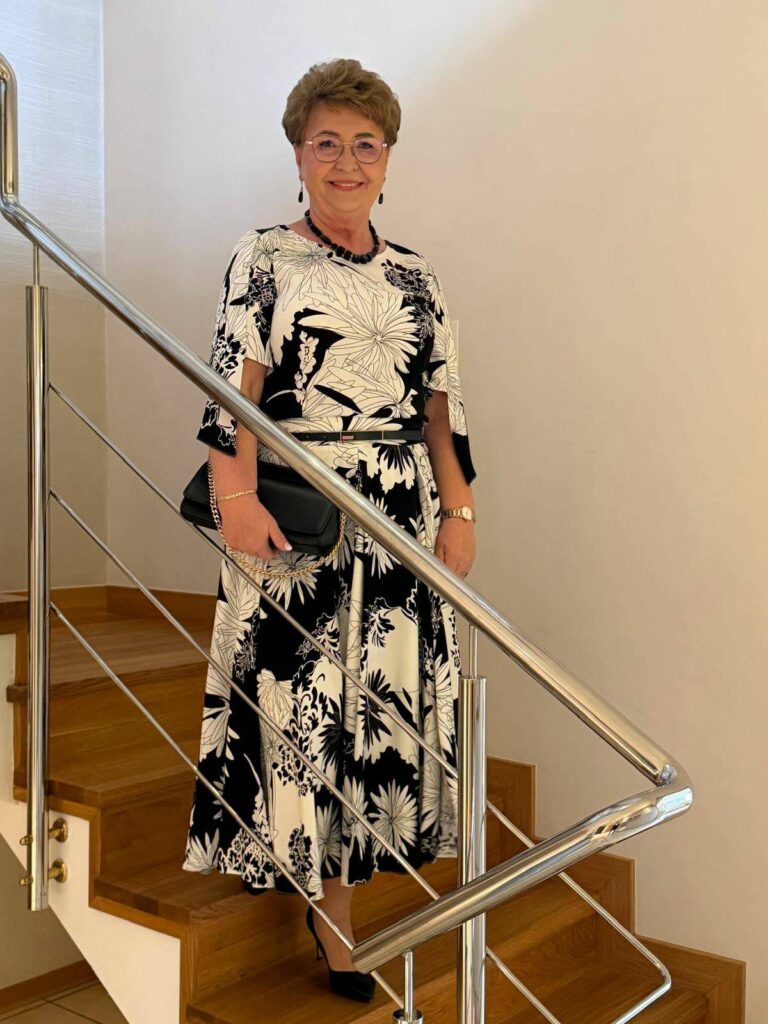 Elegancka wiskozowa sukienka dla 60 latki szyta na miarę w De Marco lekka zwiewna i naturalna
