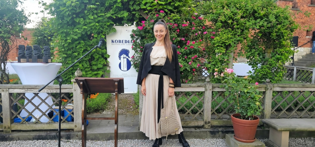 Casualowa elegancja podczas gali Kobedian 2026 - Współautorka ręcznie rzeźbionych koników morskich na gali w stylizacji z De Marco