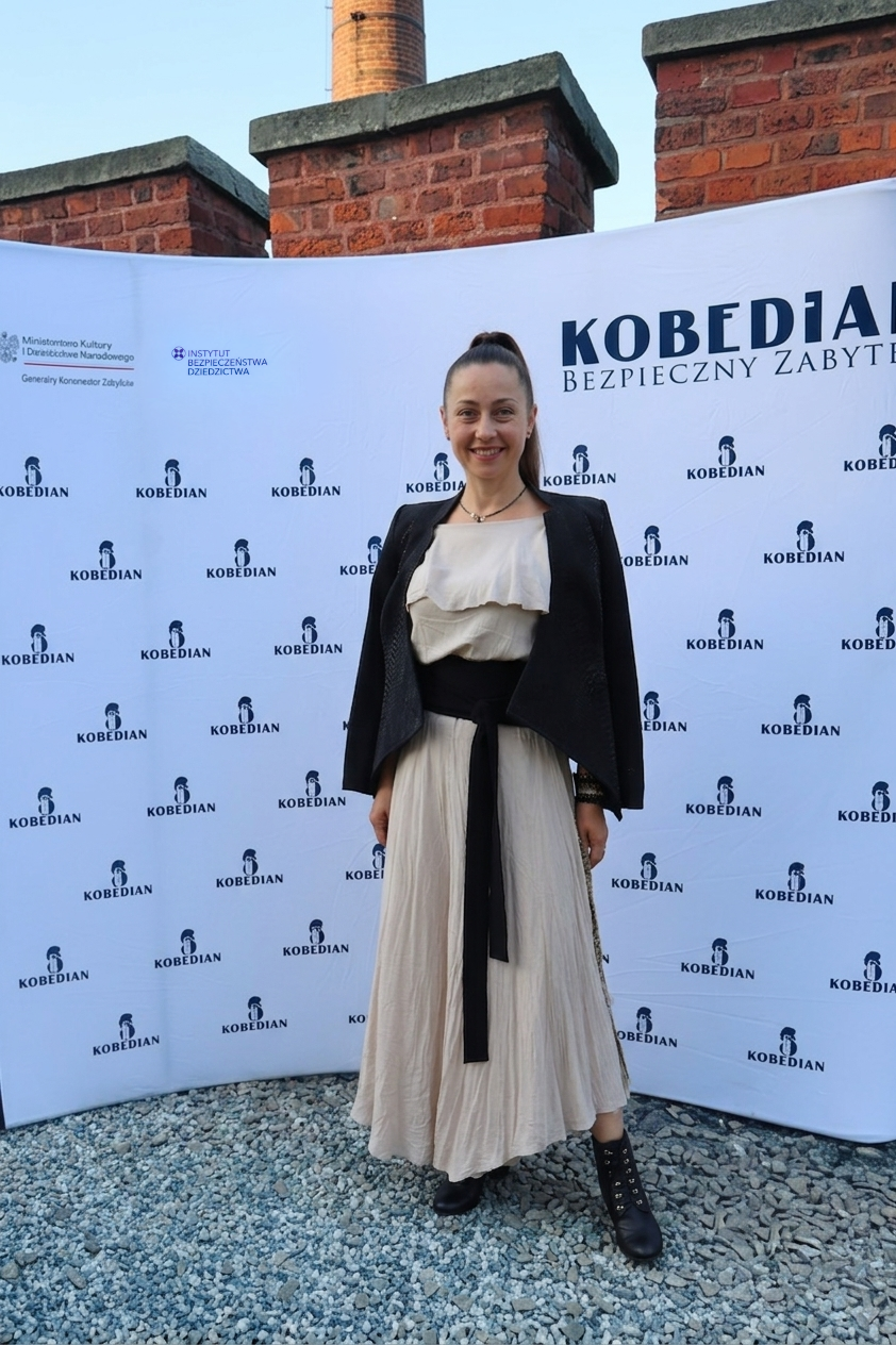 Renata Cześniak współautorka rzeźbionych statuetek Kobedian z grafitu - czarne koniki morskie z wieżą - autor Cześniak z rodzinnej pracowni Bombadilo