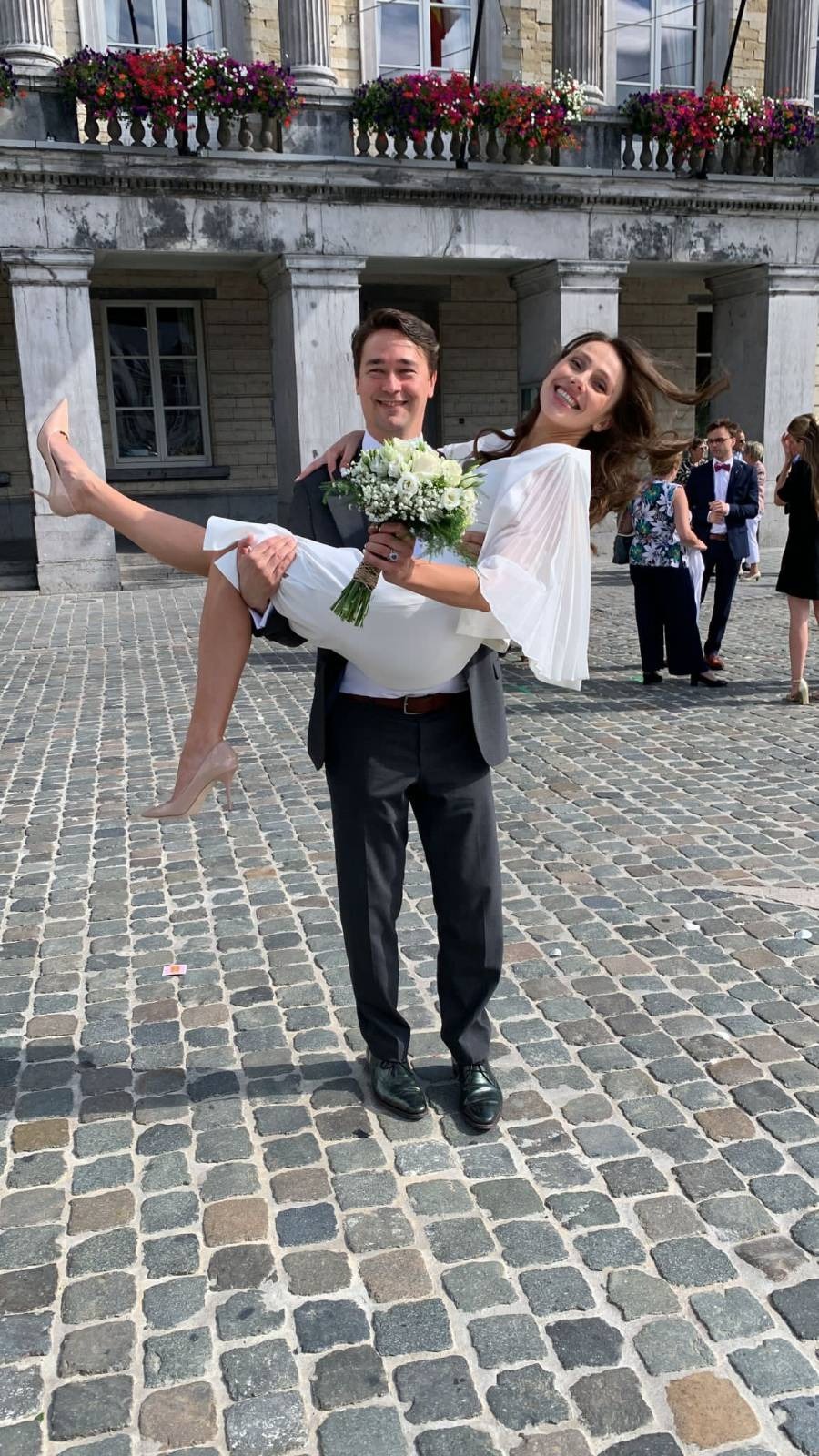 Elegancka biała garsonka do ślubu szyta na miarę w De Marco