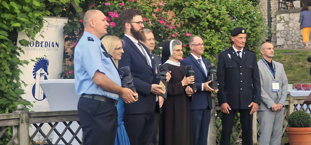 Laureaci prestiżowej nagrody Kobedian 2026 rozdawanej na ogrodach Wawelskich - Statuetki Łukasz i Renata Cześniak z pracowni Bombadilo