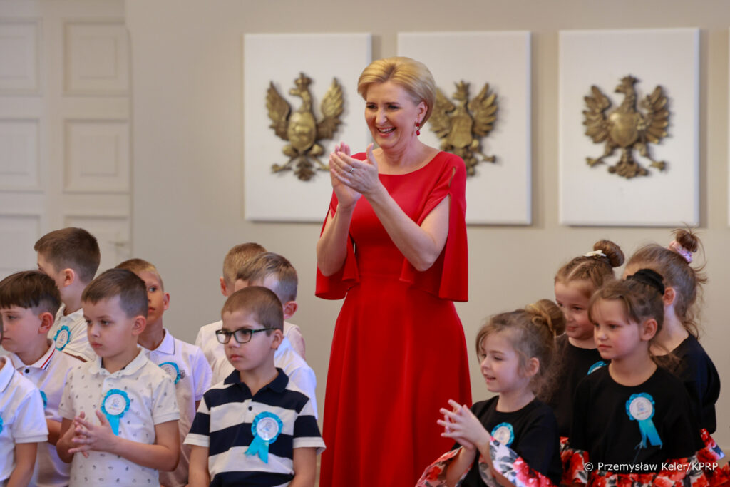 Najpiękniejsza sukienka wizytowa z pękniętym rękawem - Pierwsza Dama RP w sukience z De Marco