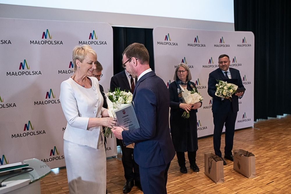 Eleganckie kreacje dla kobiet świata polityki i biznesu. Kobieta na świeczniku- jak się ubrać?