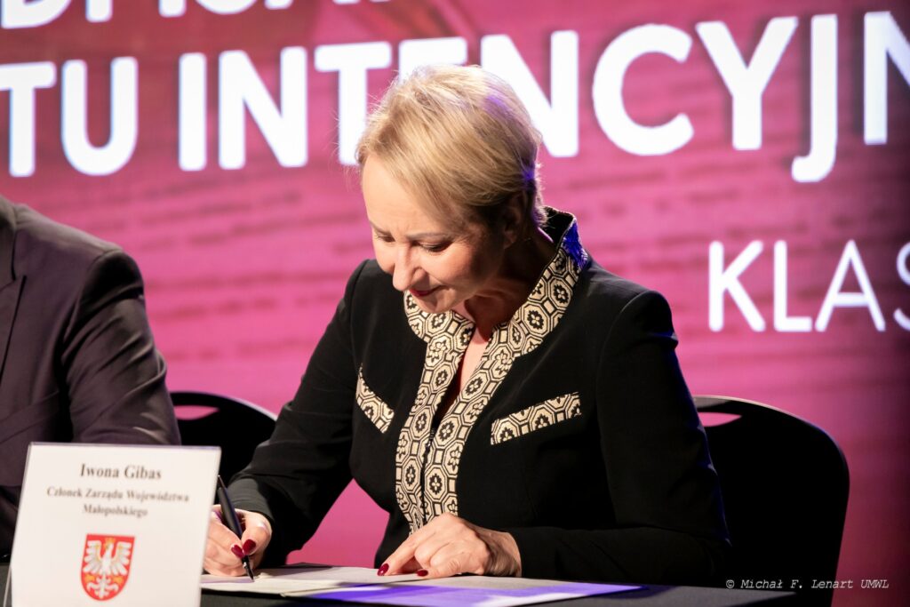 Stylizacje dyplomatyczne dla kobiety na stanowisku- czarno złota garsonka