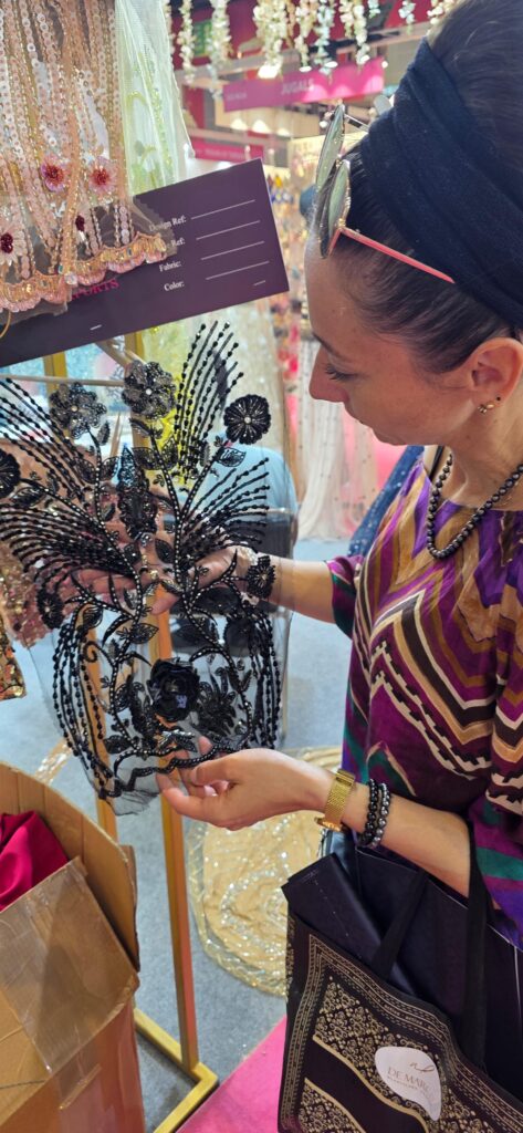 W poszukiwaniu ekskluzywnych tkani Stylistka Atelier De Marco wyjechała asz do Indi na między narodowe targi