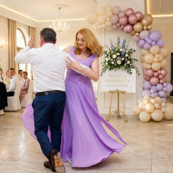 Elegancka sukienka na wesele dla 50-latki – luksusowe kreacje szyte na miarę | De Marco