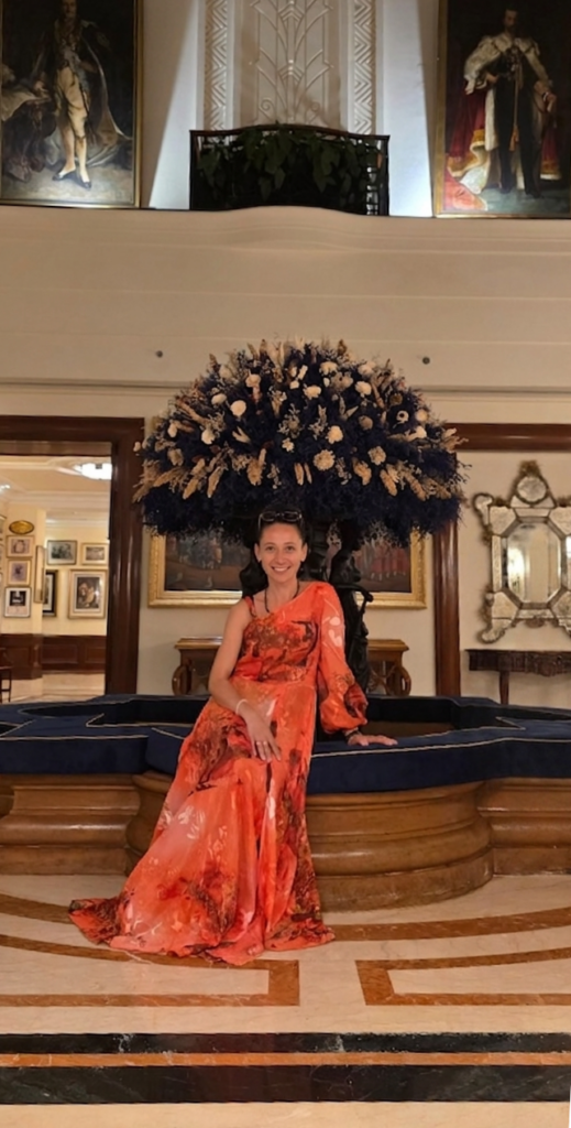 Eksluzywna zwiewna sukienka na bankiet w eleganckim hotelu