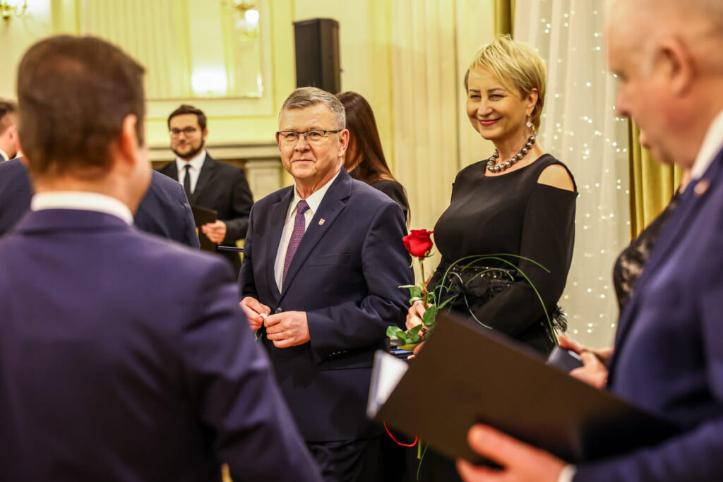 Ekskluzywna wieczorowa mała czarna dla 50+ De Marco polska sukienka szyta na miarę we Frydrychowicach