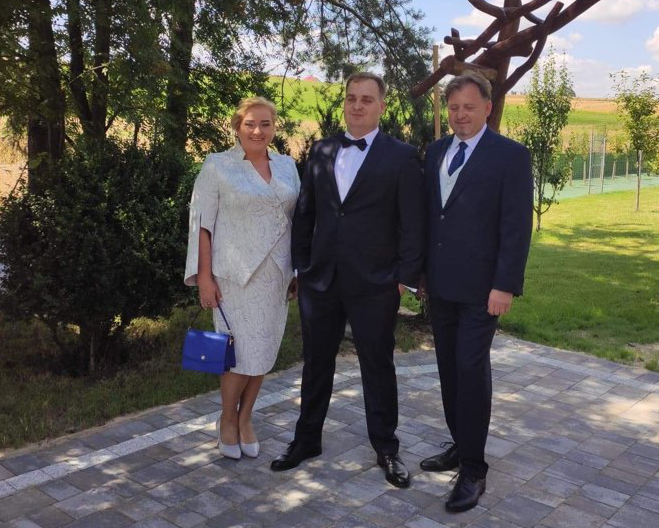 Mama pana młodego w garsonce szytej na miarę w De Marco