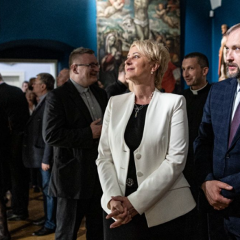 Eleganckie stylizacje na rozpoczęcie roku szkolnego i akademickiego. Garsonki i sukienki, które mają klasę