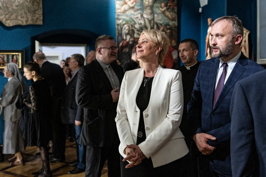 Eleganckie stylizacje na rozpoczęcie roku szkolnego i akademickiego. Garsonki i sukienki, które mają klasę