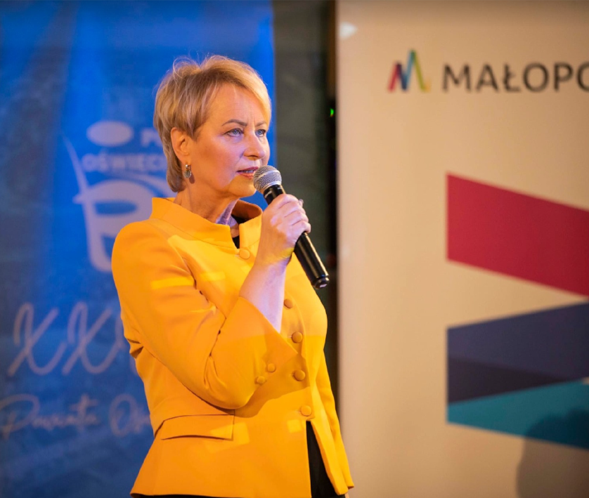 Eleganckie garsonki i garnitury damskie De Marco Kto w Polsce szyje najlepsze żakiety i marynarki dla kobiet? Jak wyglądają klientki Władysławy Frączek? Opinie i prawdziwe zdjęcia Pani Iwony Gibas w stylizacjach od polskiej projektantki z Frydrychowic
