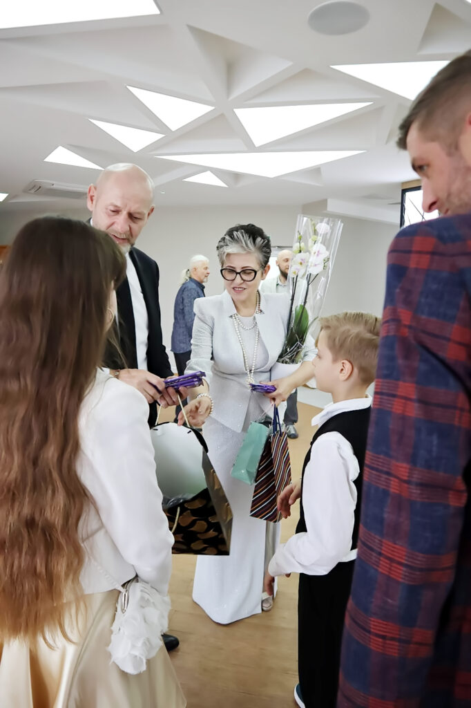 Ekskluzywne komplety na jubileusz. De Marco szycie na marę sukienek na rocznicę ślubu