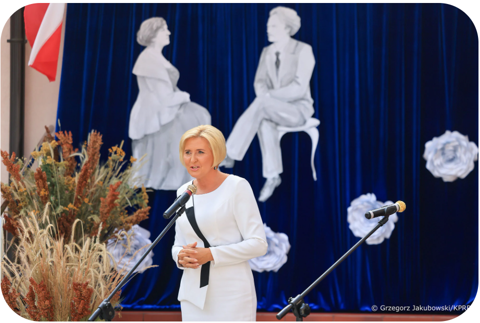 Eleganckie sukienki na Wrzesień - Pierwsza Dama w sukience z De Marco