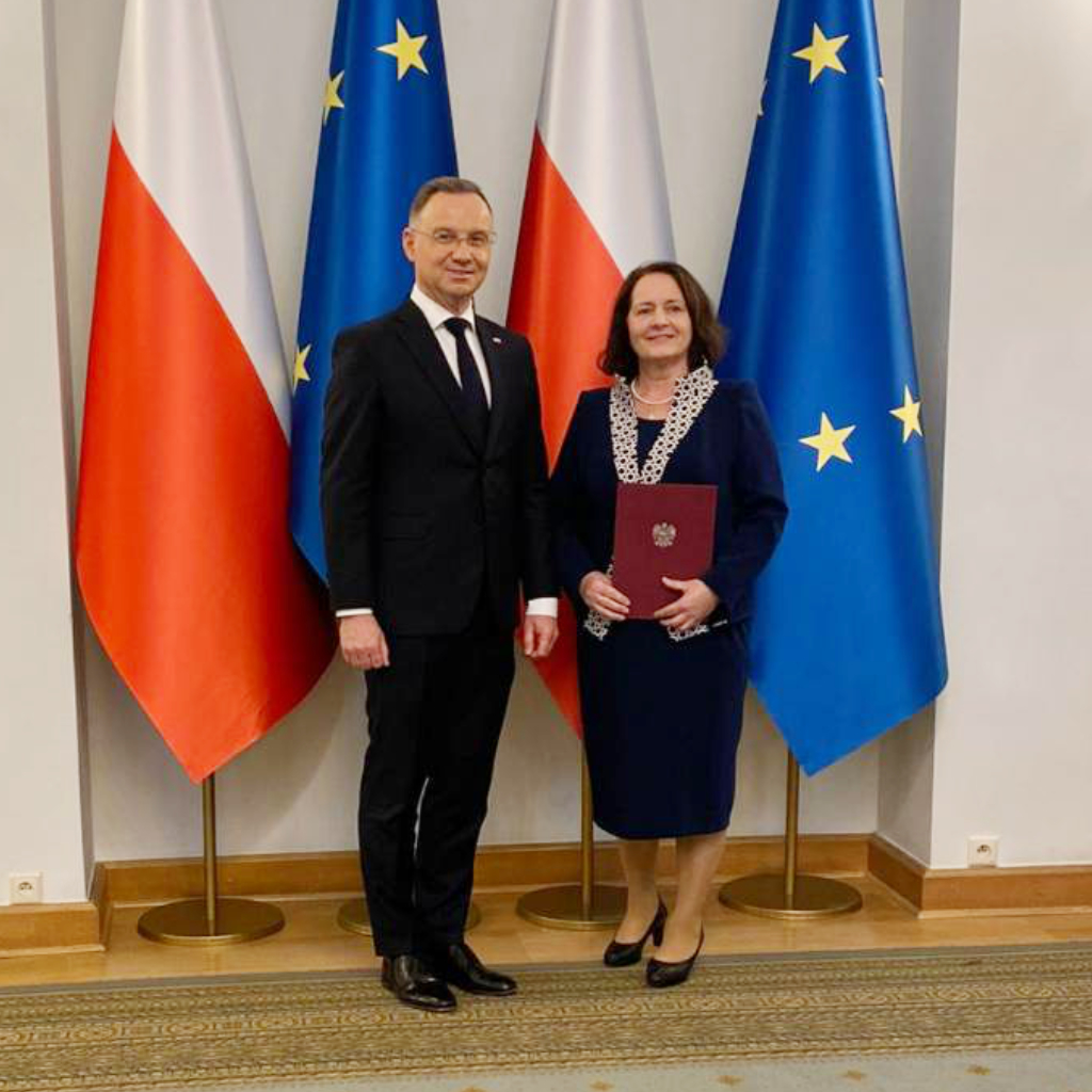 Elegancki komplet damski do pałacu prezydenckiego