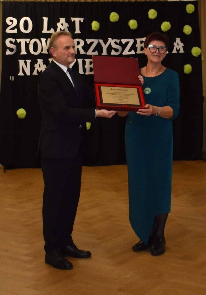 Jak ubrać się na 20 lecie stowarzyszenia? elegancka wizytowa sukienka w zielonym kolorze 