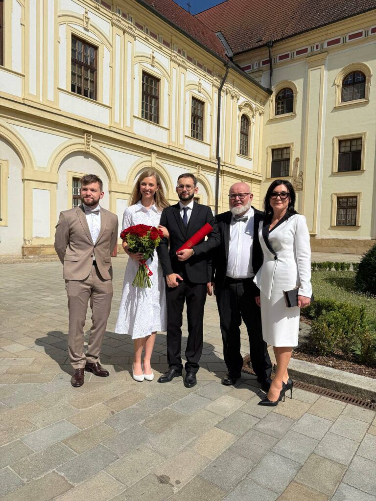Wizytowa sukienka na akademickie uroczystości De Marco szycie na miarę 
