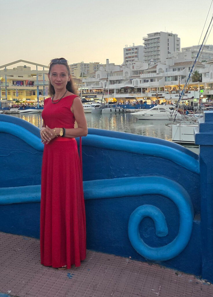 Elegancka czerwona sukienka z dzianiny