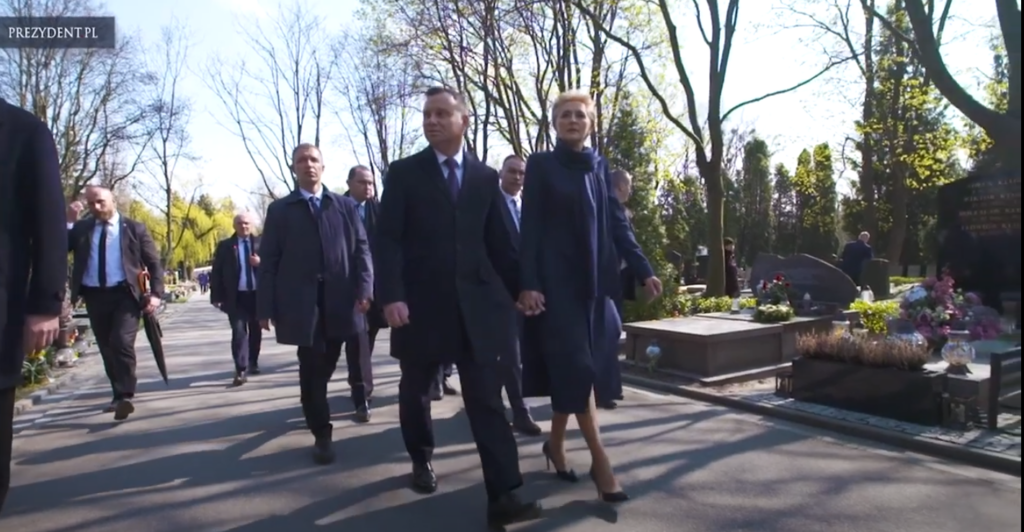 Elegancki granatowy płaszcz pierwszej damy szyty na miarę w De Marco