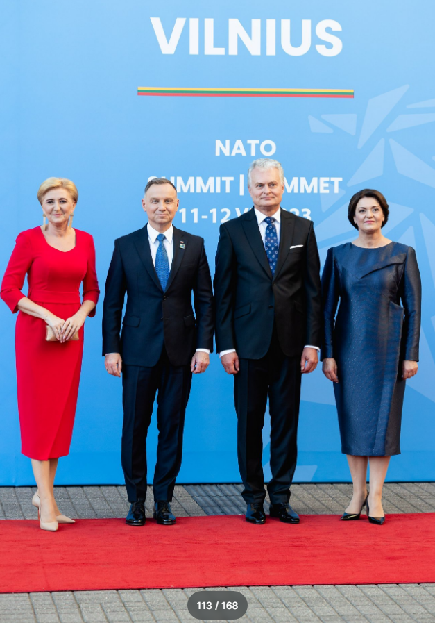 Moc zdecydowanej czerwieni. Pierwsza Dama Agata Kornhauser Duda, w dopasowanej sukni wizytowej Minerwa II o klasycznym kroju, która łączy dyplomatyczny dress code z energią i klasą. Źródło: delfi.lt