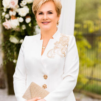 Eleganckie garsonki na wesele i jubileusz – De Marco. Nietuzinkowe komplety damskie szyte na miarę