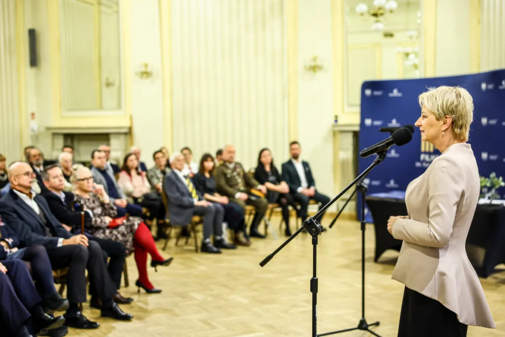 Eleganckie stylizacje biznesowe dla kobiet 50+ – 4 propozycje na jesień | De Marco
Szanowni Państwo,
Eleganckie stylizacje biznesowe dla kobiet po pięćdziesiątym roku życia powinny łączyć klasę, komfort i doskonałe dopasowanie do sylwetki. W środowisku biznesowym i dyplomatycznym strój jest ważnym elementem wizerunku – podkreśla profesjonalizm, pewność siebie i indywidualny styl.
Jesień to doskonały czas na szlachetne tkaniny, eleganckie garsonki, tweedowe żakiety i ponadczasowe komplety wizytowe. W Atelier De Marco wierzymy, że najlepsza stylizacja to taka, która harmonizuje z sylwetką, typem urody oraz charakterem okazji.
4 eleganckie stylizacje na jesień dla dojrzałej kobiety
1. Beżowy frak damski – podkreślenie talii i proporcji
Elegancki beżowy frak damski to propozycja dla kobiet ceniących wyrafinowane kroje. Odpowiednio zaprojektowane cięcia podkreślają talię, a rozkloszowane poły pomagają harmonijnie wymodelować linię bioder. To efektowna stylizacja na oficjalne spotkania, uroczystości i wydarzenia reprezentacyjne.
2. Tweedowa garsonka – klasyczna elegancja na jesień
Garsonka z tkaniny tweedowej doskonale wpisuje się w jesienną garderobę biznesową. Kluczowe znaczenie ma jednak właściwa długość żakietu i dopasowanie fasonu do figury. Dobrze dobrany krój może optycznie wysmuklić sylwetkę i podkreślić jej atuty, zapewniając elegancki wygląd w pracy oraz podczas spotkań biznesowych.
3. Garsonka w pepitkę – stylizacja biznesowa i dyplomatyczna
Połączenie gładkiej tkaniny z żakardem w pepitkę to ponadczasowe rozwiązanie dla kobiet ceniących klasyczny styl. Żakardowy wzór powstaje w procesie tkania, dzięki czemu wyróżnia się strukturą i szlachetnym wyglądem. Taka garsonka sprawdzi się podczas konferencji, wykładów, sympozjów i oficjalnych spotkań.
4. Gładki komplet wizytowy – profesjonalizm i uniwersalność
Gładki komplet damski z żakietem i spódnicą lub eleganckimi spodniami to doskonała propozycja dla kobiet preferujących minimalistyczną elegancję. Granat, grafit, beż czy głęboki burgund pozwalają stworzyć stylizację odpowiednią do pracy i na ważne wydarzenia. Poszczególne elementy można również wykorzystywać w innych zestawieniach, budując praktyczną garderobę kapsułową.
Elegancka odzież damska szyta na miarę – De Marco
Szanowni Państwo, w dojrzałym wieku warto wybierać ubrania świadomie. Liczy się nie tylko fason czy kolor, ale przede wszystkim dopasowanie do sylwetki, typu urody, okazji i indywidualnych potrzeb.
W Atelier De Marco projektujemy i szyjemy na miarę eleganckie garsonki damskie, żakiety, komplety wizytowe oraz kreacje na wyjątkowe okazje. Łączymy kunszt polskiego krawiectwa, starannie dobrane tkaniny i indywidualne podejście, aby tworzyć stylizacje podkreślające kobiecość oraz profesjonalny wizerunek.
Zapraszamy do odwiedzenia sklepu internetowego De Marco i zapoznania się z naszymi realizacjami. Odkryj eleganckie stylizacje biznesowe i dyplomatyczne, które łączą ponadczasową klasę z doskonałym dopasowaniem.
De Marco – elegancka odzież damska szyta na miarę. Styl, jakość i kobieca klasa.