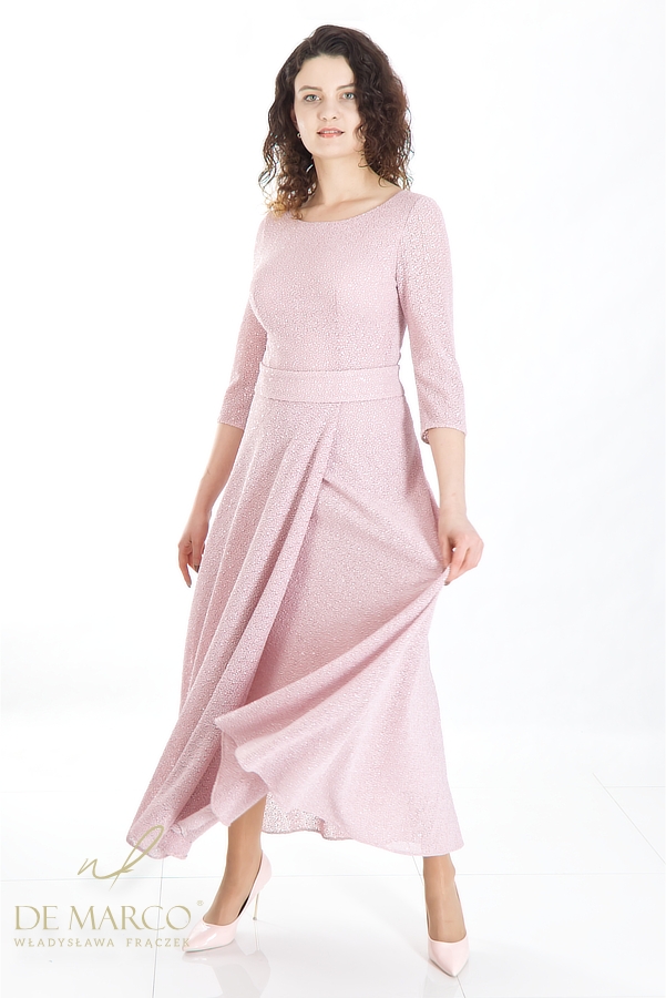 Luxurious dress in the color of dirty pink. Tailor made by De Marco