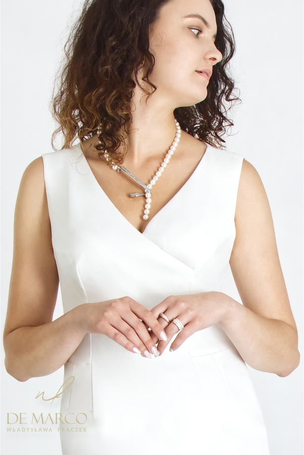 Luxurious classic formal dress in creamy white. Fashionable white fitted cocktail dresses by De Marco. De Marco online shop