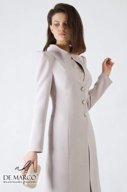 Profesjonalna odzież wizytowa - genialny płaszczyk z beżową sukienką z elementami gipiury Halia, Modne sukienki 2020